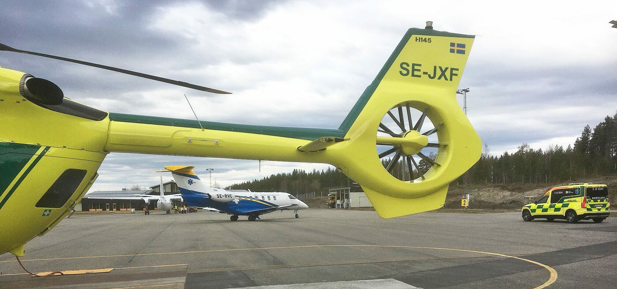 Lycksele flygplats med helikopter, flygplan och ambulans.