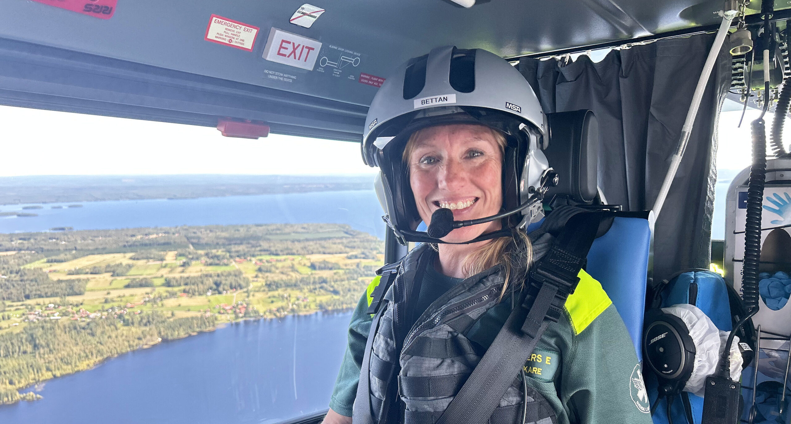 Elisabeth Andersson med hjälm i helikoptern, Mora