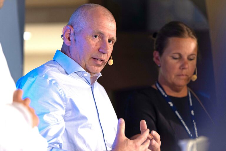 Lars-Olof Björkqvist, förbundsdirektör, Svensk Luftambulans och till höger Anna Alm Andersson, förbundsdirektör, Svenskt Ambulansflyg