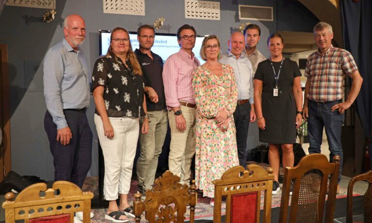 Samlingsbild av alla deltagare i panelsamtalet