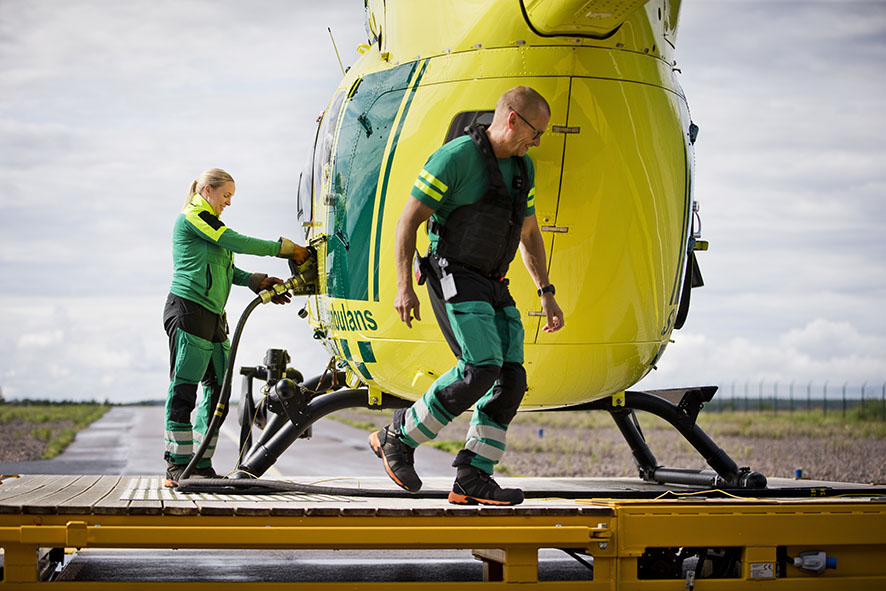 HCM Hanna tankar helikoptern tillsammans med piloten Tommy.