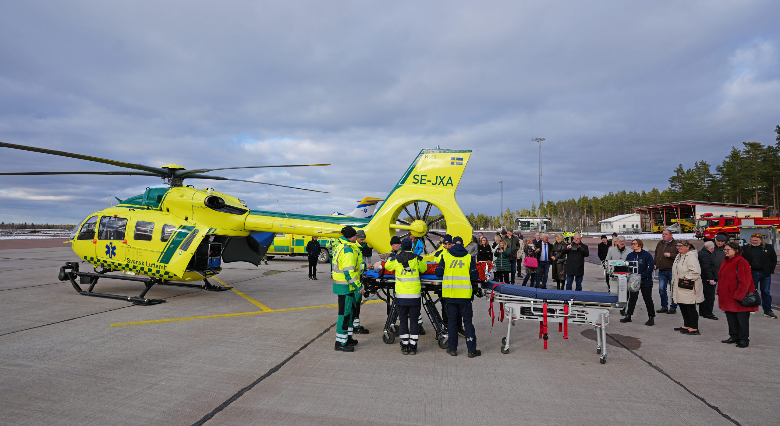 Ambulanshelikoptern med personal och bår under övning på Karlstad Airport